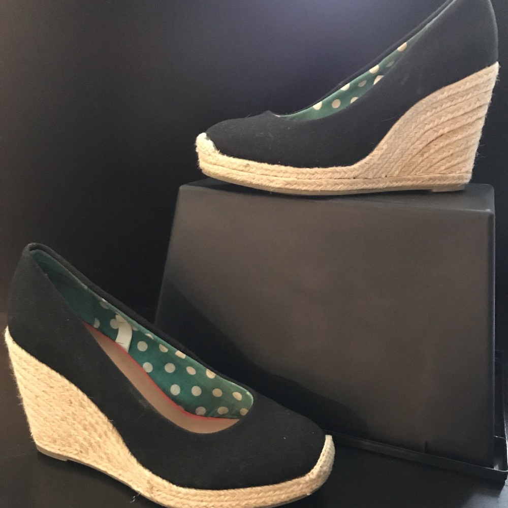 Black wedge heels